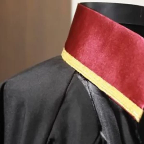 Richterrobe mit rotem Kragen – Symbol für Recht, Vertrauen und deutschsprachige Rechtsberatung in der Türkei | Falke Law Tax
