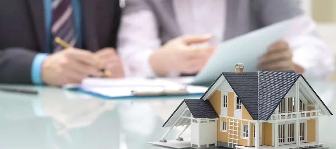 Lila Headergrafik: Justitia-Waage, Bosporus-Brücke, Hagia Sophia und Brandenburger Tor – deutschsprachige Kanzlei für Erbrecht Türkei | Falke Law Tax