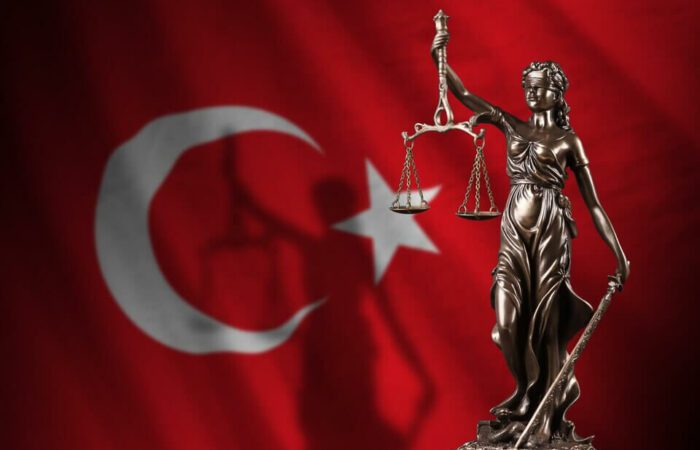 Lila Headergrafik: Waage der Justiz, Brücke, Hagia Sophia und Brandenburger Tor – deutschsprachige Rechtsberatung Türkei–Deutschland | Falke Law Tax